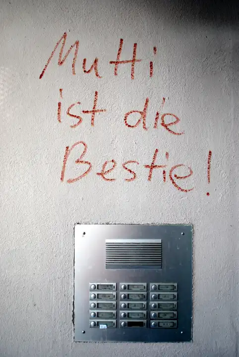 2009, berlin, deutschland, neukölln, graffiti an hauswand mit der aufschrift mutti ist die bestie