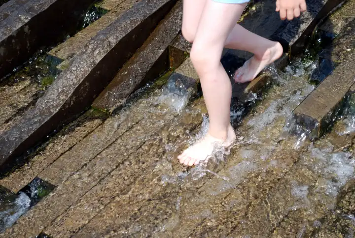 2009, junge spielt mit wasser an einem brunnen