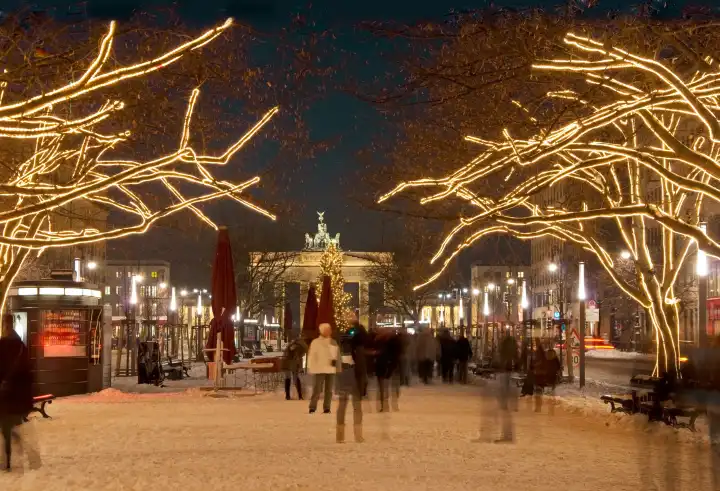 2010, brandenburg gate in berlin in winter