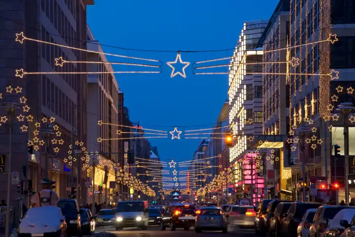 2010, berlin friedrichstraÃŸe mit weihnachtsdekoration