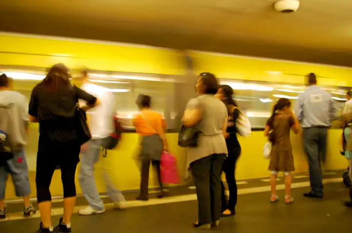 2009, people waiting for berlin metro in rush hour