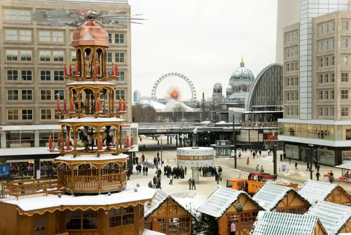2010, berlin alexanderplatz im winter weihnachtsmarkt mit erzgebirgischer weihnachtspyramide