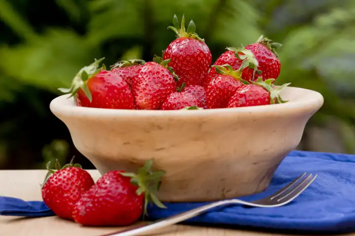 Erdbeeren in Holzschüssel