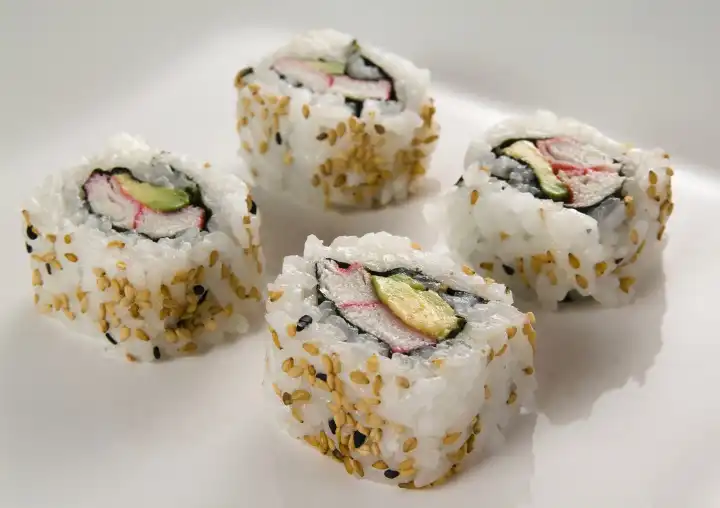 seasam sushi auf einem teller