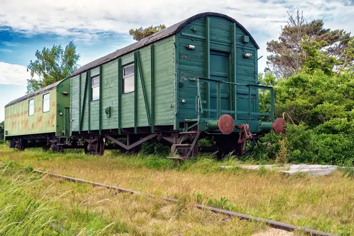 alte ausrangierte Eisenbahnwaggons auf verlassener Zugstrecke