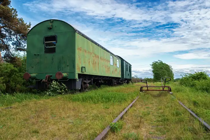 alte ausrangierte Eisenbahnwaggons auf verlassener Zugstrecke