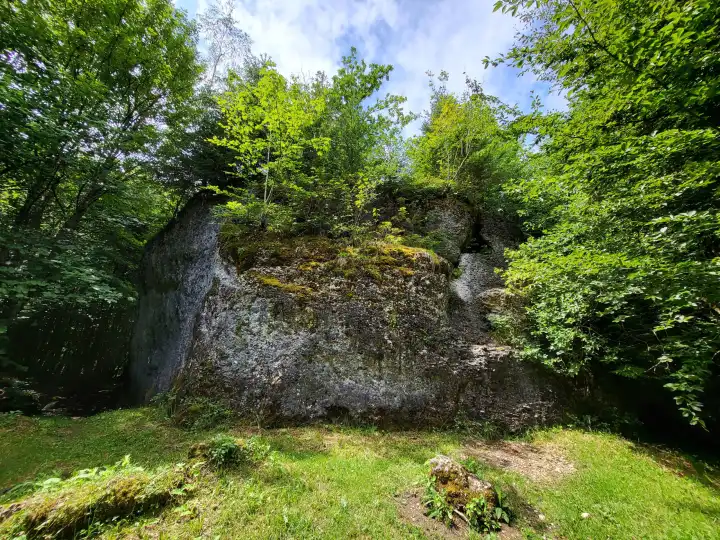 Der Dengelstein (auch: Denkelstein) ist ein Findling im Kemptener Wald. Betzenried, Durach, Kempten, Bayern, Deutschland.