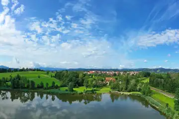 Luftbild vom Bachtelweiher bei Kempten mit Blick auf die Allgäuer Alpen. Sankt Mang, Kempten, Bayern, Deutschland.