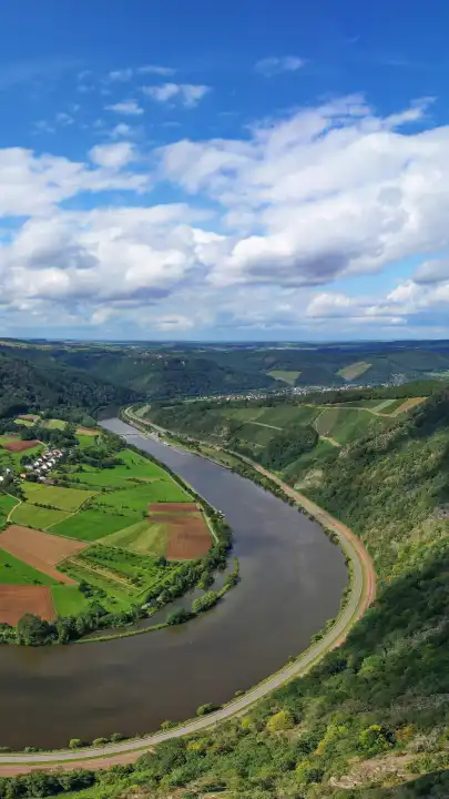 River bend of the Saar. The river winds through the valley and is surrounded by green hills and forests. Serrig, Kastel-Staadt, Taben-Rodt, Rhineland-Palatinate, Germany.