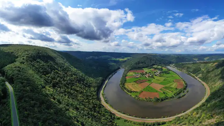 River bend of the Saar. The river winds through the valley and is surrounded by green hills and forests. Serrig, Kastel-Staadt, Taben-Rodt, Rhineland-Palatinate, Germany.