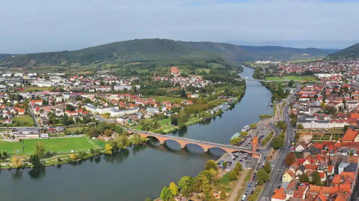 Luftbild von Miltenberg am Main mit Blick auf die Mainbrücke und das Zwillingstor. Miltenberg, Unterfranken, Bayern, Deutschland.