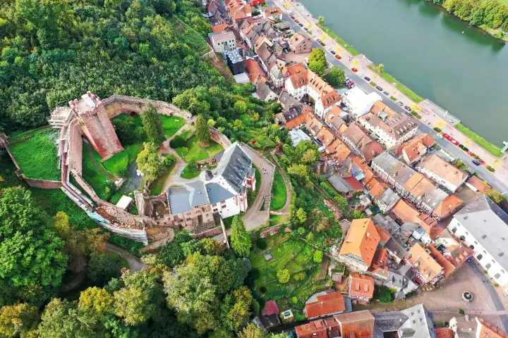 Luftbild von Miltenberg am Main mit Blick auf die Burg Miltenberg. Miltenberg, Unterfranken, Bayern, Deutschland.