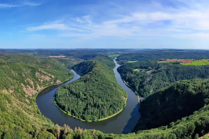 Luftbild der Saarschleife. Die Saar windet sich durch das Tal und ist von grünen Wäldern umgeben. Orscholz, Mettlach, Saarland, Deutschland
