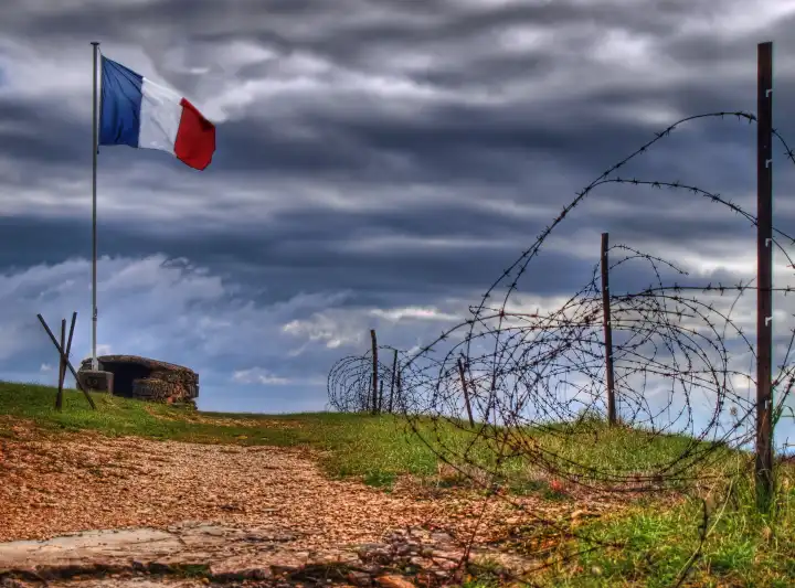 Französische Flagge auf Fort de Vaux bei Verdun mit Stacheldraht im Vordergrund
