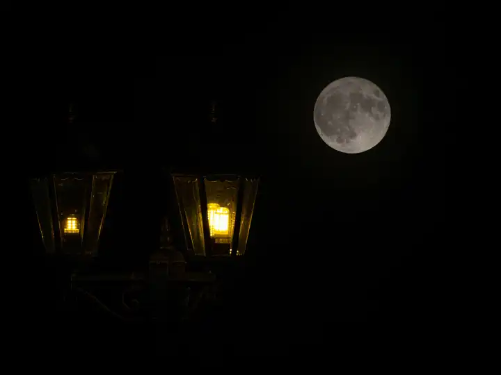 Mond und Laterne
