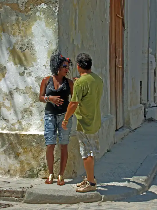 Menschen im Gespräch an einer Ecke in Havanna