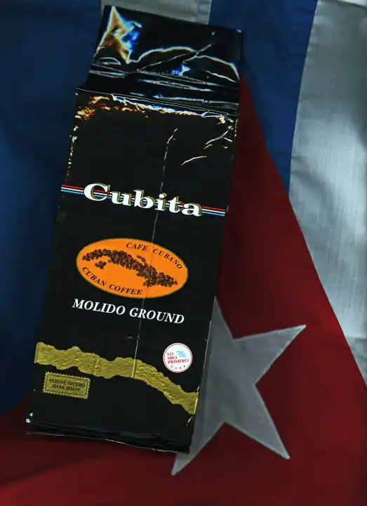 Kubanischer Kaffee auf der kubanischen Flagge
