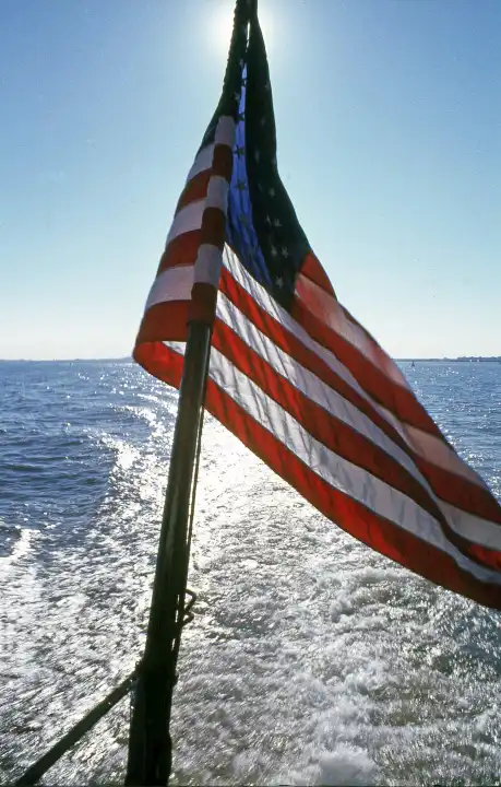 Amerikanische Flagge auf Boot auf dem Hudson-River in New York
