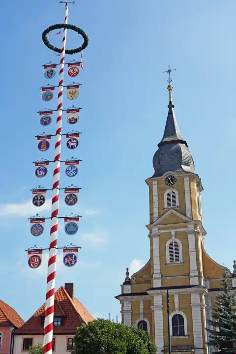 Burgkunstadt mit Kirche und Vereinsbaum