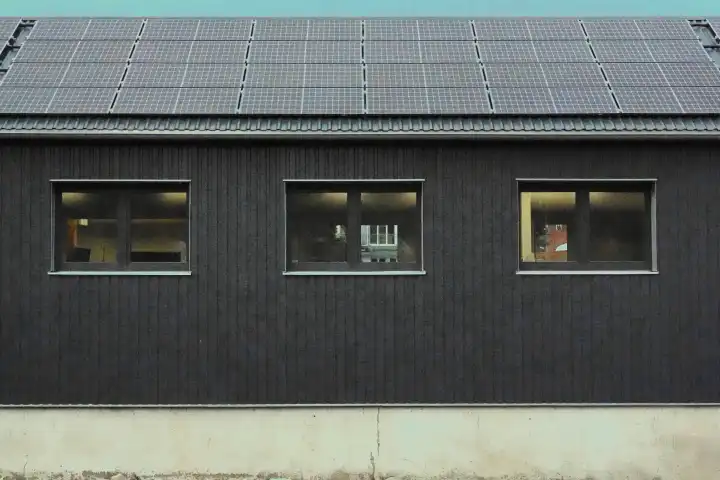 Dunkle Fassade und Solardach