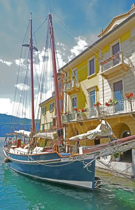 Segelschiff in Malcesine am Gardasee