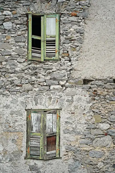 Steinfassade mit zwei Fenstern