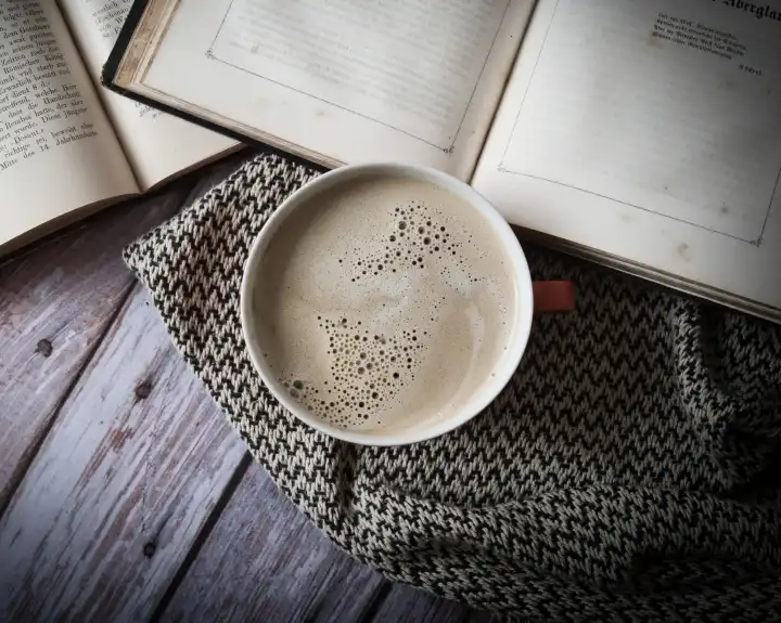 Kaffee und alte Bücher