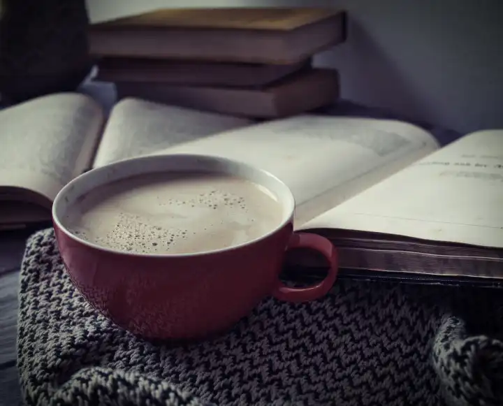 Kaffee und alte Bücher