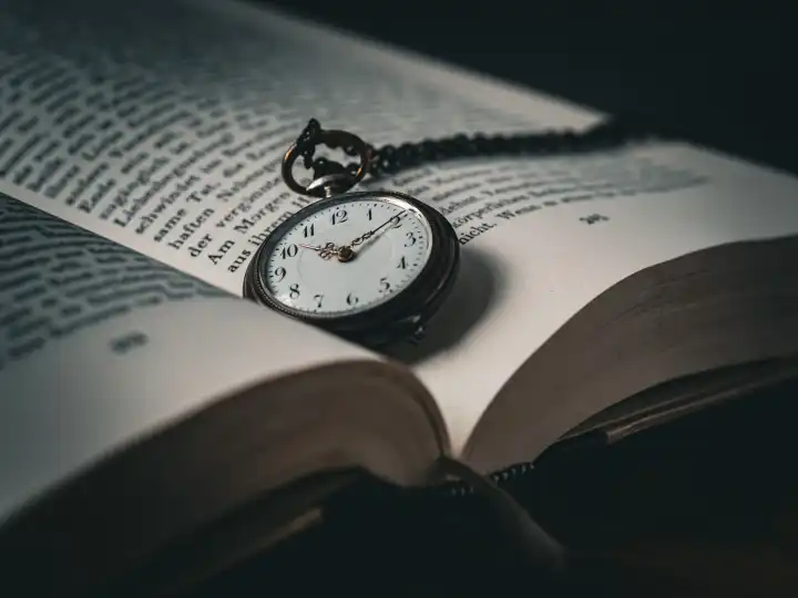Uhr auf einem Buch liegend