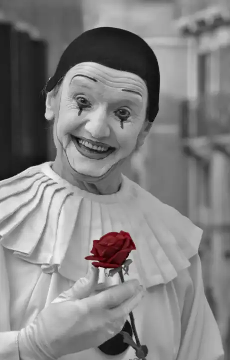 karneval venedig maske pierrot mit rose
