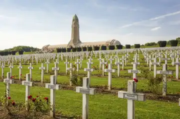 Memorial Kriegsgräberfriedhof mit Rosenstöcken Verdun Mahnmal Erster Weltkrieg