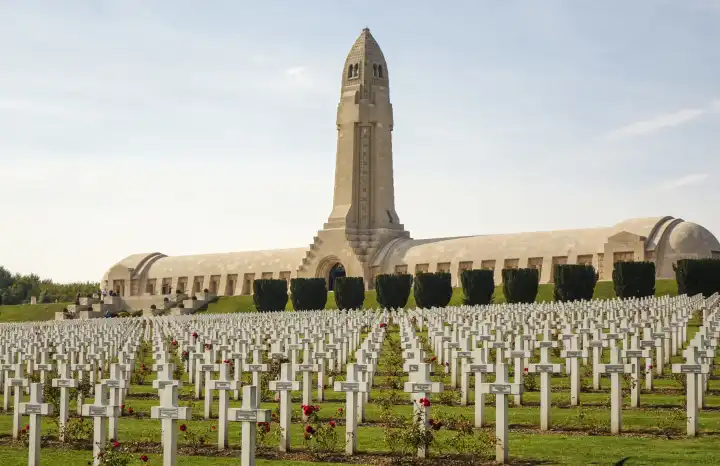 Memorial Friedhof Kreuze Kriegsgräber mit Rosenstöcken Verdun Mahnmal Erster Weltkrieg