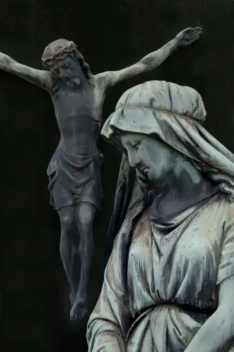 Grab mit weiblicher Trauerstatue und Kruzifix auf Friedhof in Luxemburg