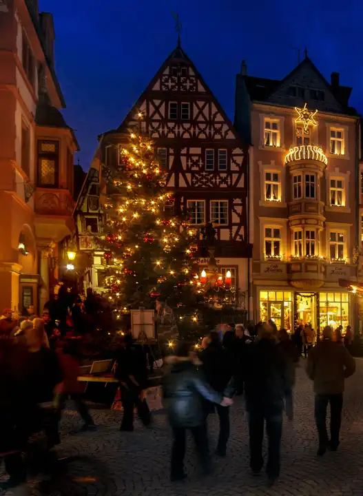 Weihnachtsmarkt in historischer Altstadt in Bernkastel-Kues, Mosel
