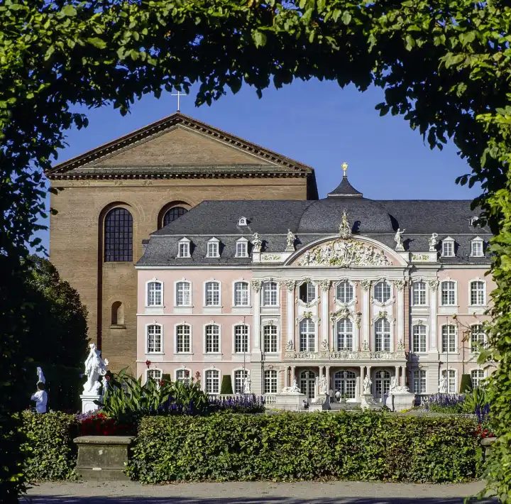 Trier Palastgarten Kurfürstliches Palais mit Konstantinbasilika Mosel