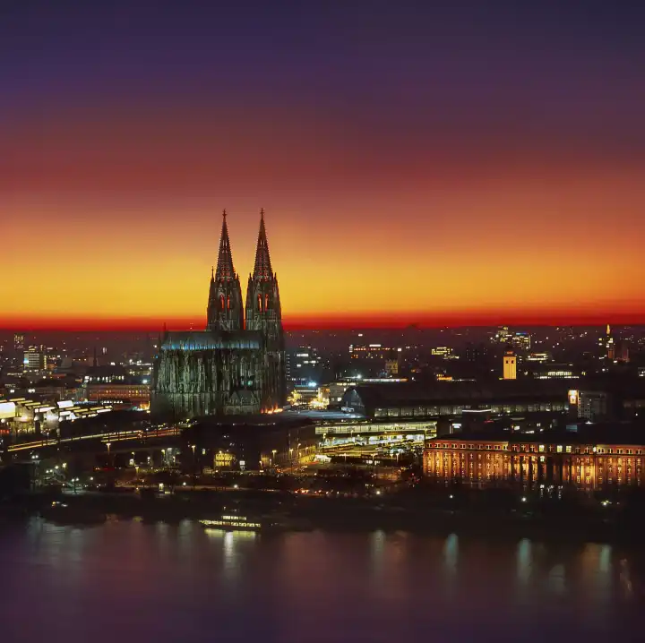 Kölner Dom im Abendlicht nach Sonnenuntergang über den Rhein gesehen