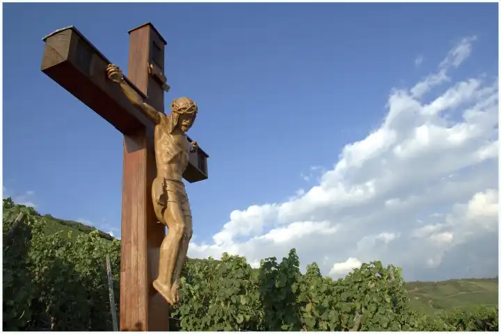 großes Holzkruzifix Holzkreuz in einem Weinberg in Klüsserath an der Mosel