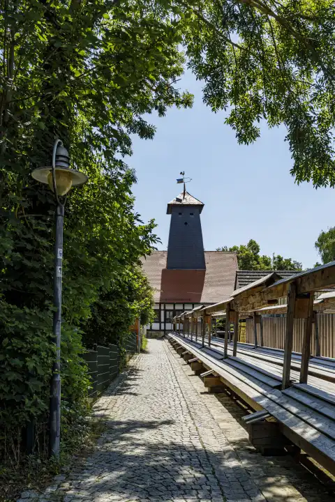 sichtbares Kunstgestänge aus Holzbalken zur Kraftübertragung zwischen Wasserrad und Borlachschacht, Bad Kösen, Sachsen-Anhalt, Deutschland, Europa