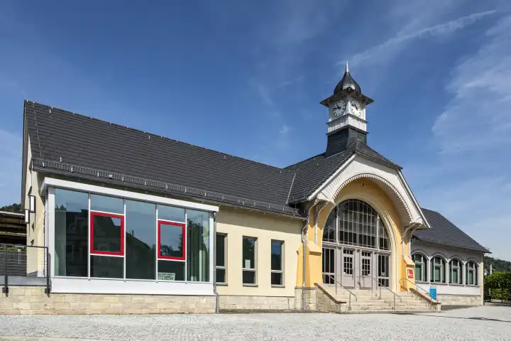 rekonstruiertes und modernisiertes Bahnhofsgebäude in Bad Kösen, Sachsen-Anhalt, Deutschland, Europa