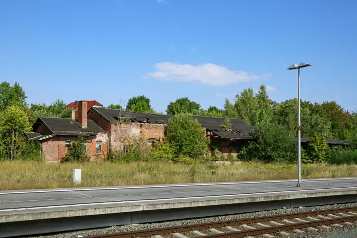 verfallener Güterschuppen auf dem Bahnhofsgelände in Weida, Thüringen, Deutschland, Europa