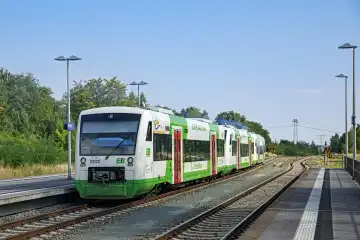 Triebwagen der Erfurter Bahn beim Halt im Bahnhof Weida,  Thüringen, Deutschland, Europa