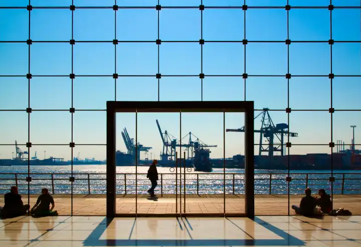 Menschen und Moderne Architektur am Hamburger Hafen