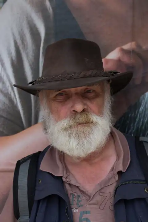 Älterer Mann mit Bart und Leder Hut.