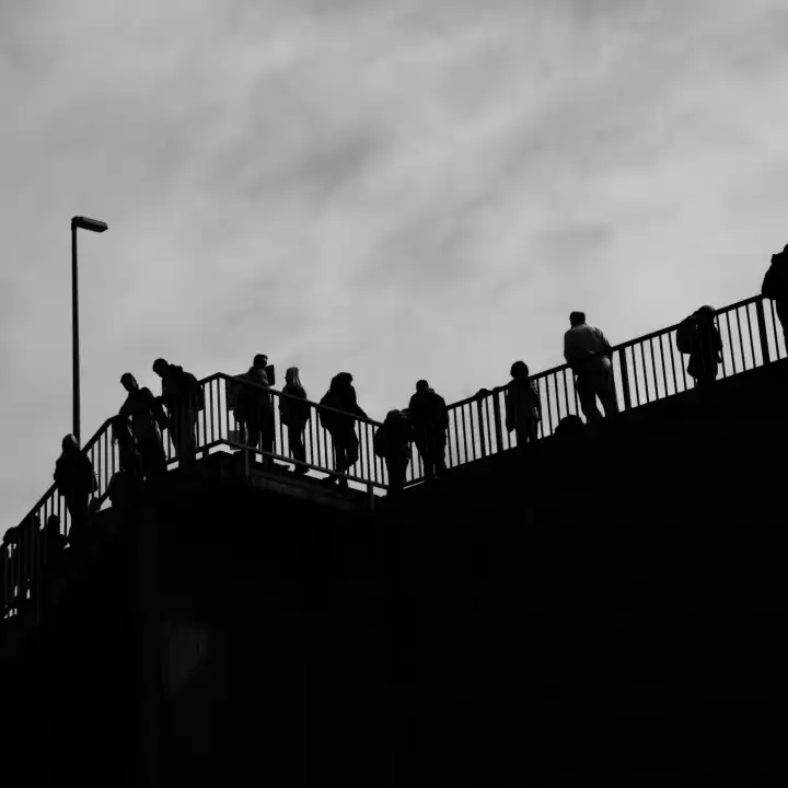Menschen auf einer Brücke