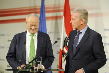 Reinhold Mitterlehner presented Andreas Kohl as Austrian President candidate