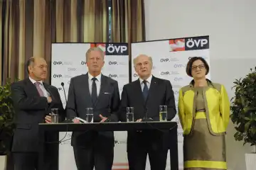 Interior Minister Wolfgang Sobotka, Vice Chancellor Reinhold Mitterlehner, Governor Erwin Pröll and ex-Interior Minister Johanna Mikl-Leitner