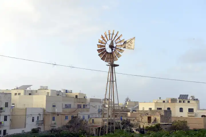 Pumpe für Wasser, Windrad auf Malta