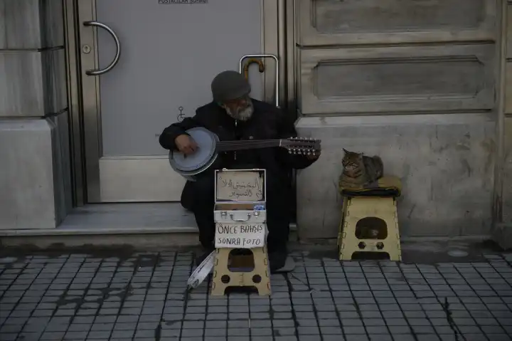 Straßenmusiker mit Katze in Istanbul