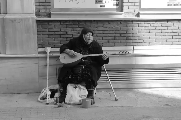 Straßenmusikerin in Istanbul, Türkei