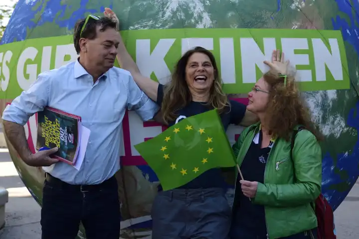 Werner Kogler, Sarah Wiener and Monik Vana the Green Austria